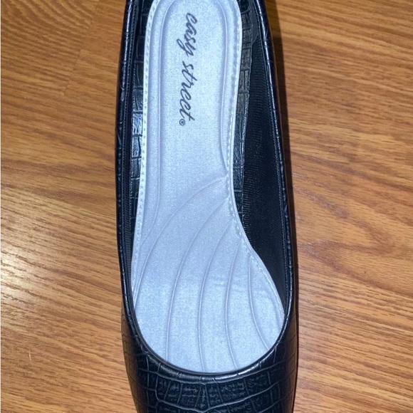 Easy Street Women’s Black leather pumps - Picture 3 of 6